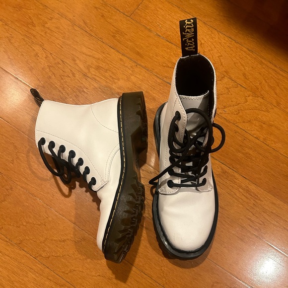 Dr. Martens Luana White Leather Lace Up Boots Size 6 Never Been Worn - Picture 7 of 10